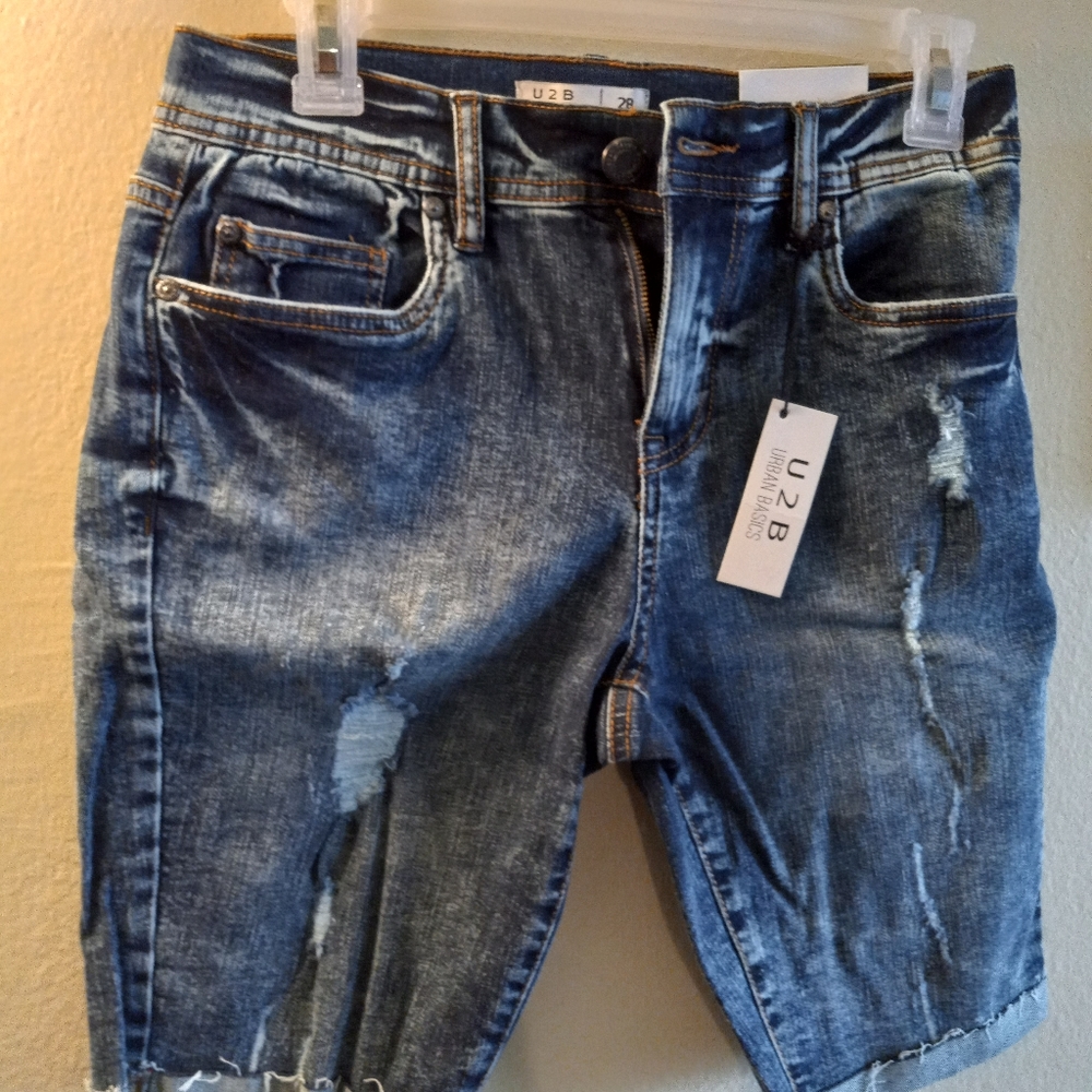 Slim denim shorts. Regular rise.